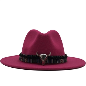 Détail du chapeau de cowboy en laine avec ruban ethnique et crâne de taureau