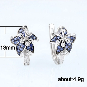 Silberne Mandala-Ohrringe mit blauen Kristallen und 13mm Durchmesser Größenangabe