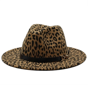 Cappello Fedora in lana leopardata con fascia in pelle nera e fibbia metallica oro