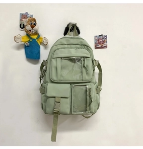 Dettaglio dello zaino per studenti verde chiaro con tasca frontale in PVC trasparente