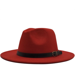 Chapeau fedora en laine rouge classique avec bande en cuir noir et boucle dorée chic
