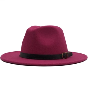 Détail du chapeau Fedora en feutre de laine rouge rose foncé avec ceinture en cuir noir