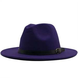 Détail du chapeau en feutre violet avec bande en cuir noir et boucle en métal doré