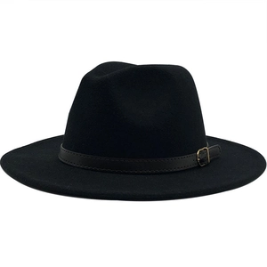 Détail d'un chapeau en laine noir avec une bande en cuir marron et boucle dorée chic