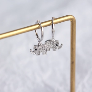 Vue détaillée des boucles d'oreilles éléphant en argent S925 serties de zircons brillants