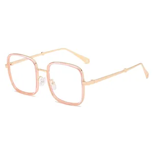 Occhiali oversize squadrati rosa con stanghette in metallo oro chiaro su sfondo bianco