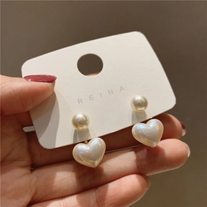 Eleganti orecchini a cuore in perla d'argento 925 su cartoncino bianco