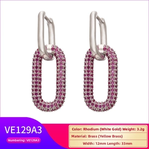 Dettaglio degli orecchini placcati rodio con pavé di zirconi cubici color fucsia