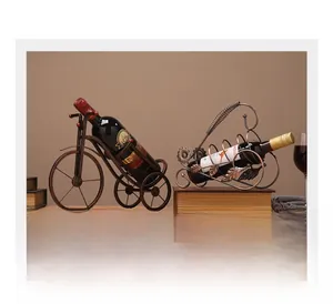 Detail van vintage bronzen wijnrek met ontwerpen van een fiets en spiraalvormig blad