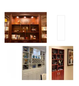 Selectie van Scandinavische decoraties op planken met vintage modellen en elegante vazen