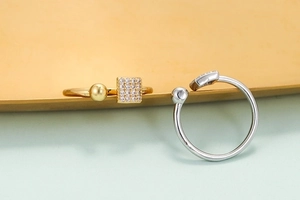 Adjustable micro-pave zircon rings with square and heart charms in gold and silver finish