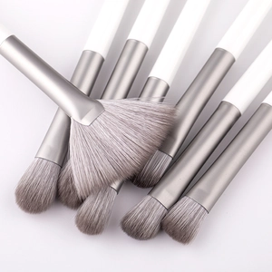 Détail de 12 pinceaux de maquillage pour les yeux avec poils doux et embouts en argent satiné