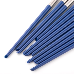 Détail des manches de pinceaux de maquillage bleu foncé avec viroles argentées sur fond blanc