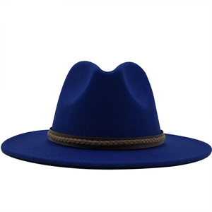 Detail van koningsblauwe wollen fedora hoed met een bruine gevlochten sierband