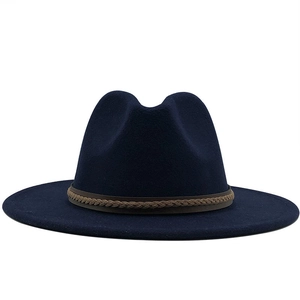 Detail van donkerblauwe wollen fedora hoed met een bruine gevlochten decoratieve band