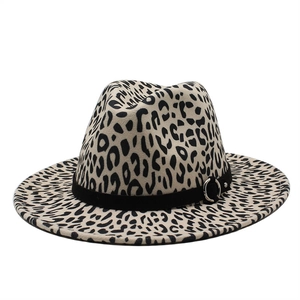 Chapeau fedora en feutre avec imprimé léopard, ruban noir et boucle en métal argenté