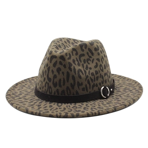 Chapeau fedora en laine à motif léopard avec bord plat et ruban noir à boucle métal