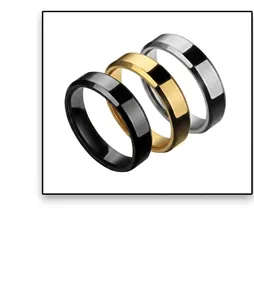 Set de tres anillos minimalistas de acero inoxidable pulido en negro, dorado y plateado