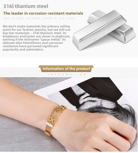 Détail du bracelet réglable en maille dorée avec trèfles en acier titane sur le poignet