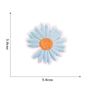 Detailed view of blue daisy embroidery patch with size markers of 5.0cm x 5.0cm