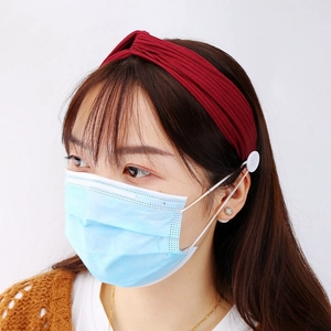 Bandeau croisé en tricot rouge avec boutons latéraux pour fixer les masques