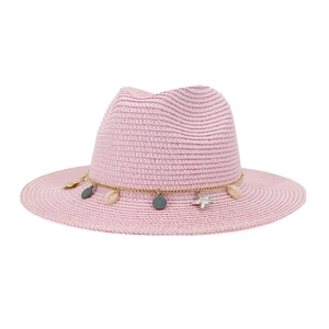 Detalle de sombrero de paja rosa con cadena dorada y colgantes de estrellas de mar