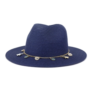 Sombrero de paja azul marino con cadena dorada y colgantes de conchas para sol de playa