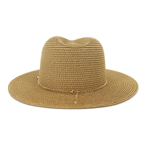 Detalle de un sombrero de paja trenzada marrón claro con una cadena decorativa dorada