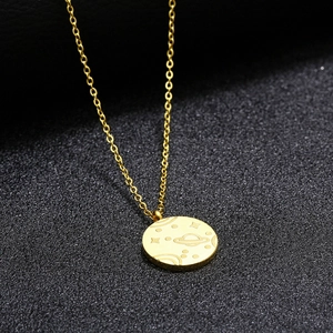 Collier médaille dorée minimaliste gravé de motifs de planète et d'étoiles célestes