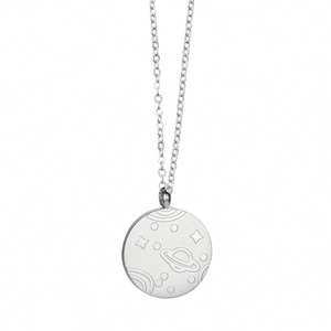 Collier argenté avec pendentif rond gravé d'une planète Saturne et des étoiles