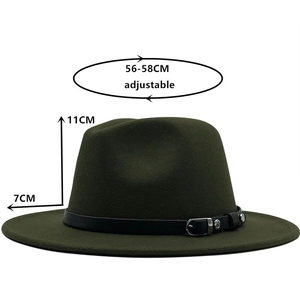 Détail d'un chapeau en laine vert foncé avec ruban en cuir noir et boucle en métal