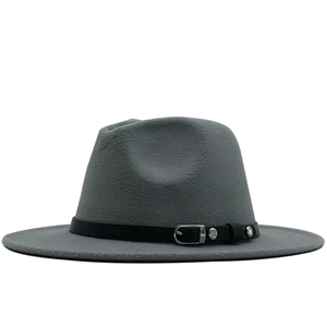 Détails d'un chapeau fedora en laine gris foncé avec bande en cuir noir et boucle en métal