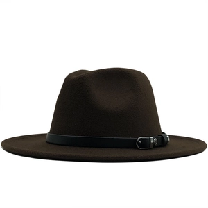 Détail du chapeau fedora en laine marron foncé avec sangle en cuir noir et boucle en argent