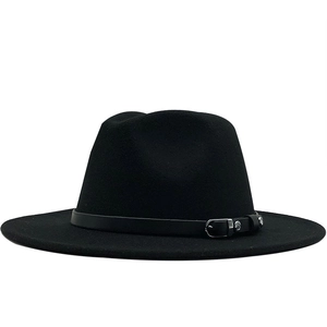 Détail d'un chapeau fedora en laine noire avec bande en cuir et boucle métallique