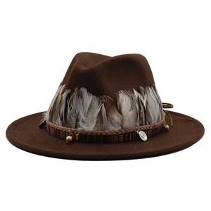 Dettaglio cappello fedora con piume bohémien, cordino intrecciato e perline etniche