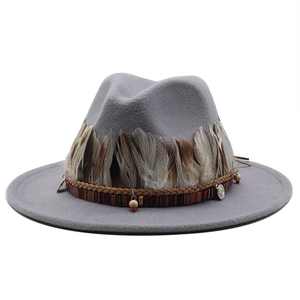 Dettaglio del cappello in lana con piume naturali e nastro di perline stile bohémien