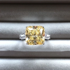 Lussuoso anello in zirconia gialla taglio Asscher con pietre laterali a trapezio in argento