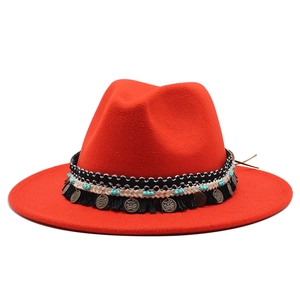 Cappello fedora rosso in feltro con perline turchesi etnice e ciondoli in metallo