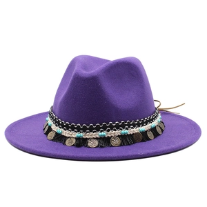 Dettaglio di cappello in feltro viola con fascia bohémien decorata con turchese e monete