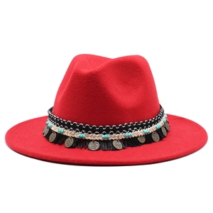 Dettaglio cappello fedora in lana rossa con fascia etnica e perline turchesi