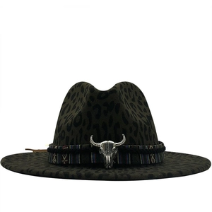 Chapeau fedora léopard à bord large avec ruban ethnique et détail de crâne de taureau