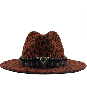 Détail d'un chapeau en laine léopard avec bande ethnique et boucle tête de taureau argent