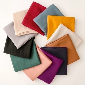 Bufandas suaves de algodón y lino en varios colores dispuestas en un diseño circular