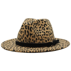 Détail du chapeau fedora léopard avec bande en cuir noir et boucle en métal doré