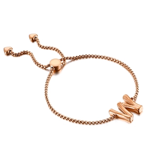 Bracelet en or rose avec lettre W, pendentifs en cœur et fermoir coulissant réglable