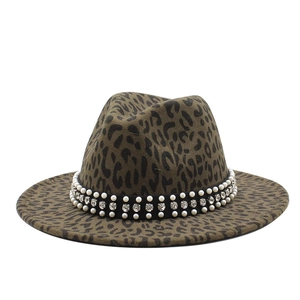 Vue détaillée du chapeau fedora léopard avec perles doubles et bande en cristal