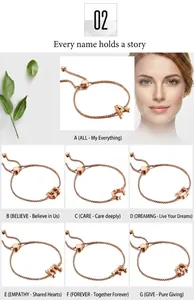 Vue détaillée de bracelets réglables en or rose avec pendentifs lettres à texture bambou