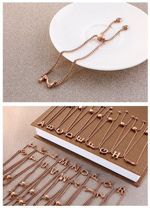 Gros plan sur les bracelets lettre or rose 26 alphabets avec fermoir réglable et cœur