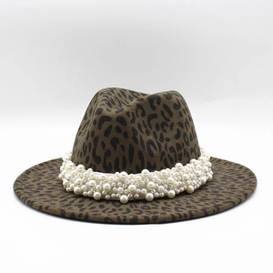 Détail d'un chapeau fedora léopard avec décoration élégante en perles multicouches