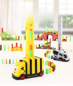 Details des automatischen Domino-Zugs mit bunten Steinen und mechanischem Zubehör
